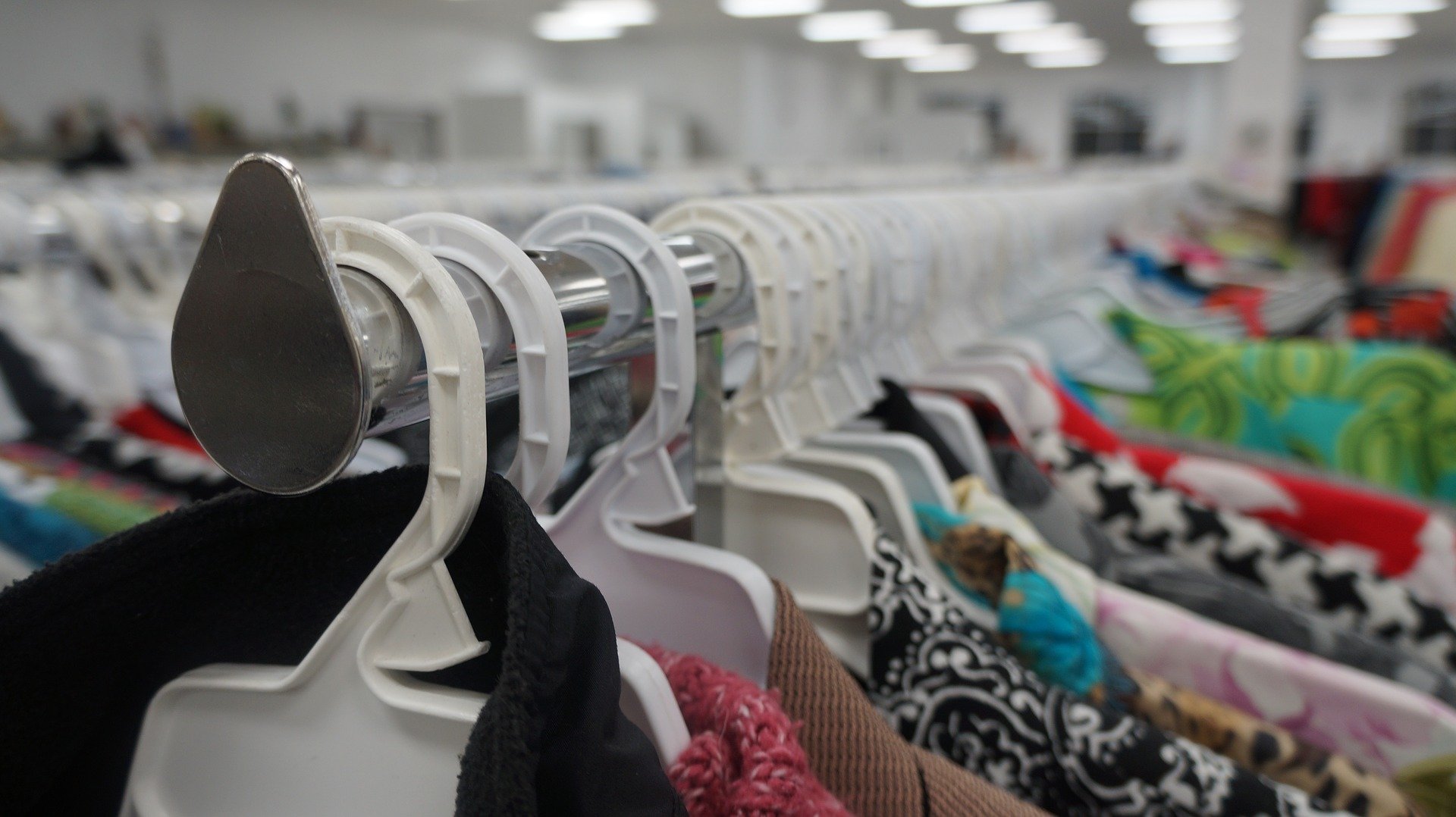 brecho-roupas-cabides-loja-loja-